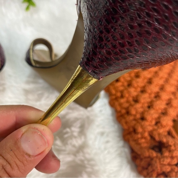 Guess gold colored maroon snakeskin buckle open toe stilettos heels 8 - Picture 9 of 9